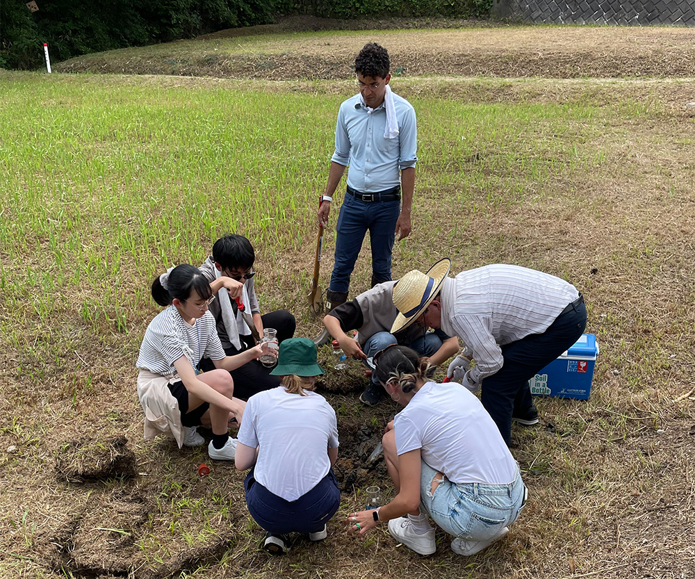 実験の様子。フィールドでは土と気体を採取しました。