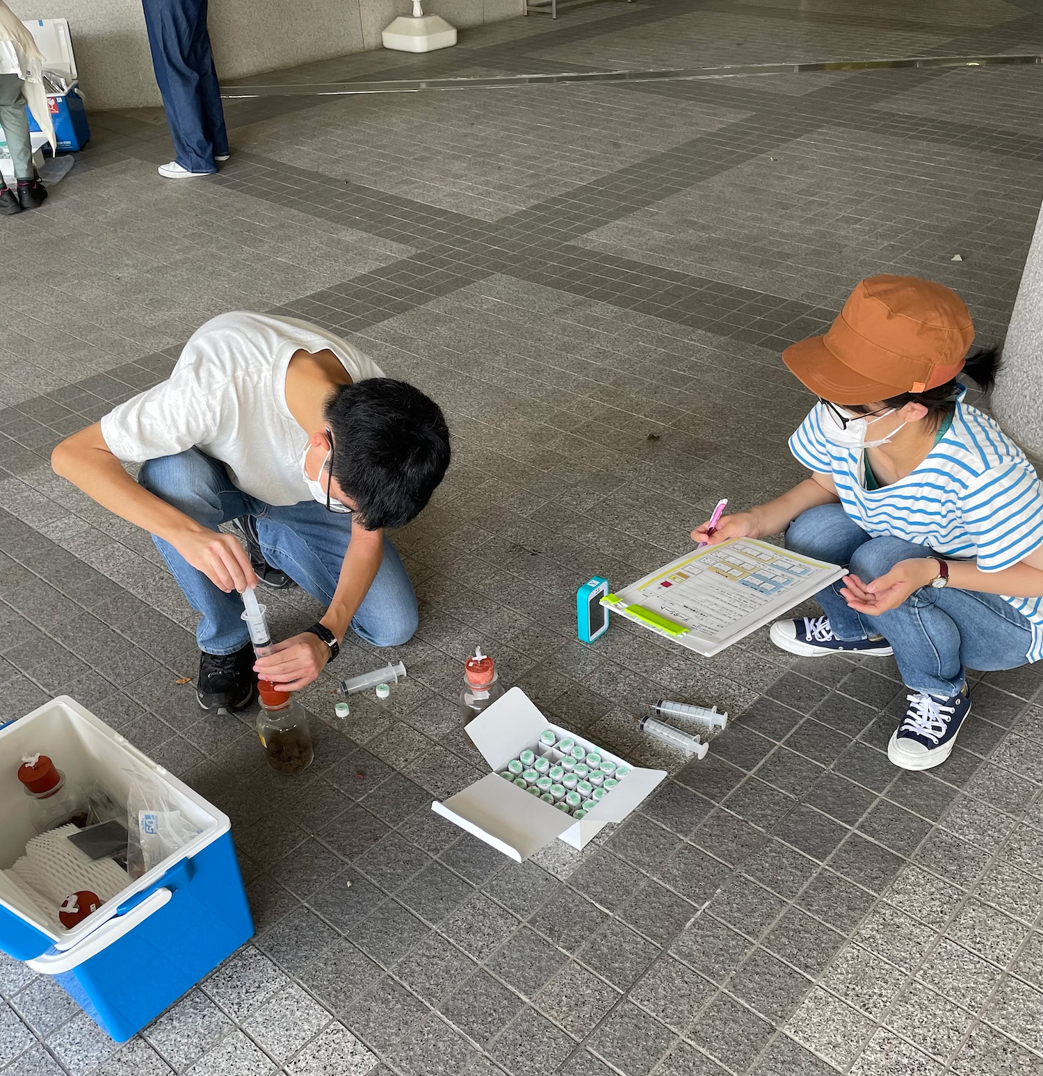 気体も採取しました。本格的な器具を見るのは初めての方も多く、楽しんでいただけました。