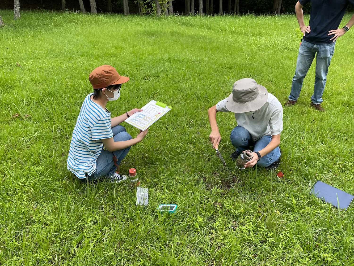 気温や植生などを調べてデータシートに記入しました。